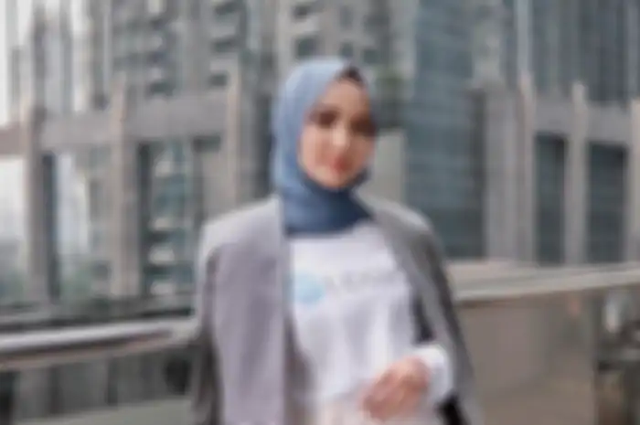 Wirda Mansur menggunakan kaos i.coin besutannya.