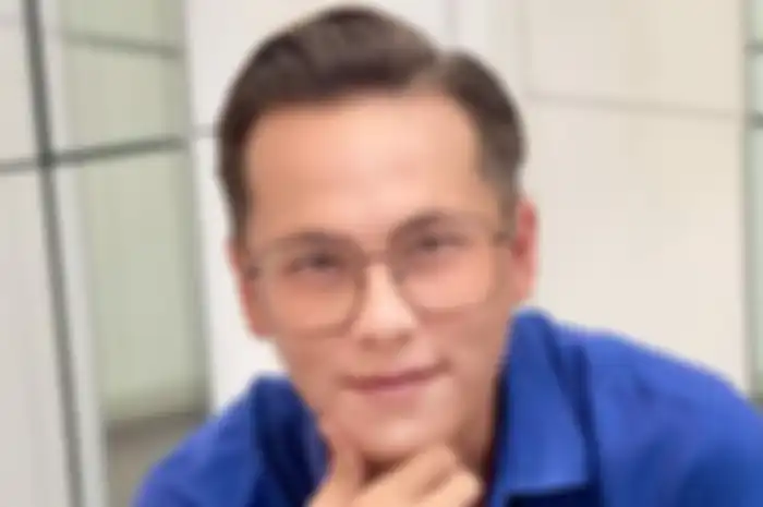 Andhika Pratama ngaku terbebani apabila lawakannya di TV viral karena menyindir politik Indonesia.