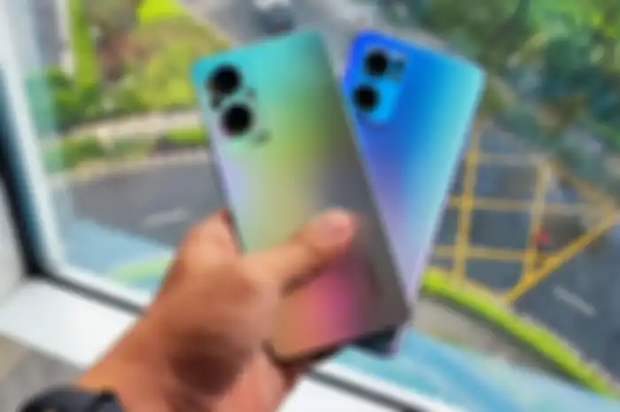 OPPO Reno7 Z 5G (kiri) & Reno7 5G (kanan)