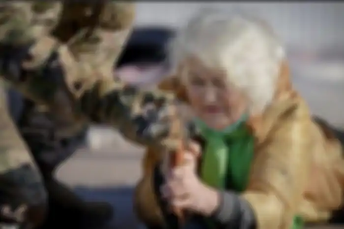 Foto anggota Batalion Babushka yang berisi nenek-nenek Ukraina siap berperang melawan Rusia viral. Mereka dilatih Neo Nazi Ukraina.