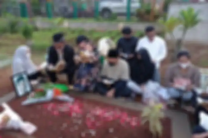 Thariq Halilintar ikut hadir di makam Vanessa Angel dan Bibi Ardiansyah di Taman Makam Islam Malaka, Ulujami, Jakarta Selatan, Sabtu (26/2/2022).