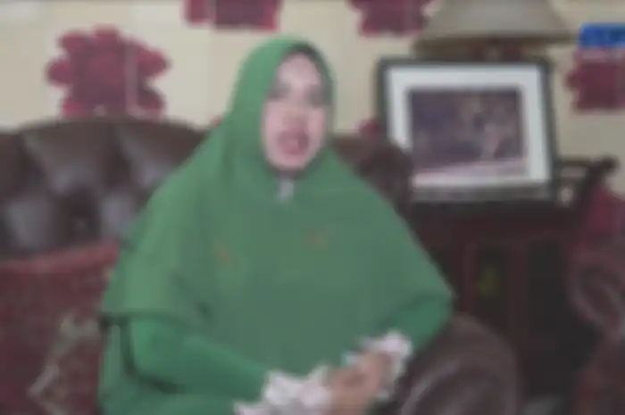 Rohimah menceritakan pengalamannya bisa bertahan selama 17 tahun walau dipoligami oleh Kiwil. 