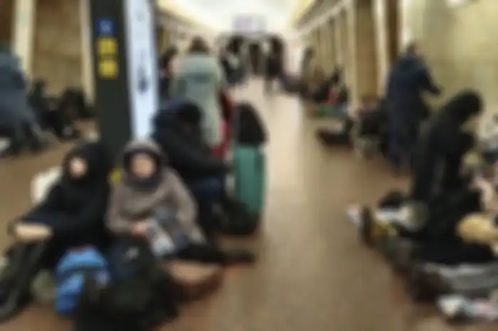 Warga Ukraina berlindung di sebuah stasiun kereta bawah tanah di ibu kota Kiev.