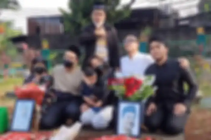 Foto Keluarga Faisal dan Thoriq Halilintar yang berziarah ke makam Vanessa Angel dan Bibi Ardiansyah.  