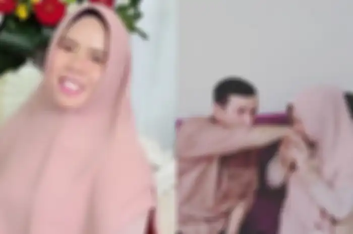 Rohimah Alli hapus foto bersama sang suami.