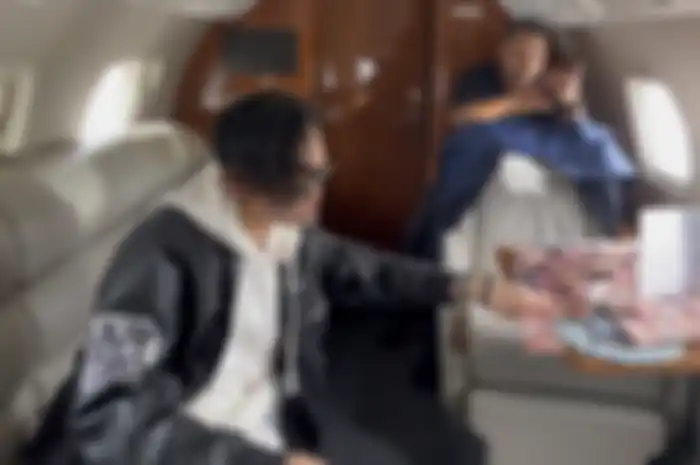 Foto Indra Kenz pamer tumpukan uang dolar di dalam pesawat jet pribadi terlanjur dicibir. Polisi enggan buru-buru sita aset Crazy Rich Medan. 