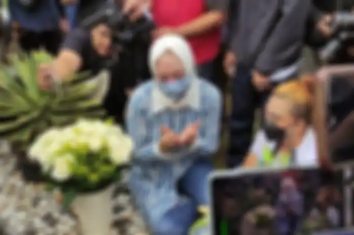 Angelina Sondakh saat ziarah ke makam almarhum Adjie Massaid.