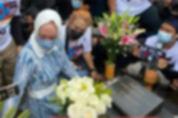 Angelina Sondakh ziarah ke makam Adjie Massaid, Kamis (3/3/2022)