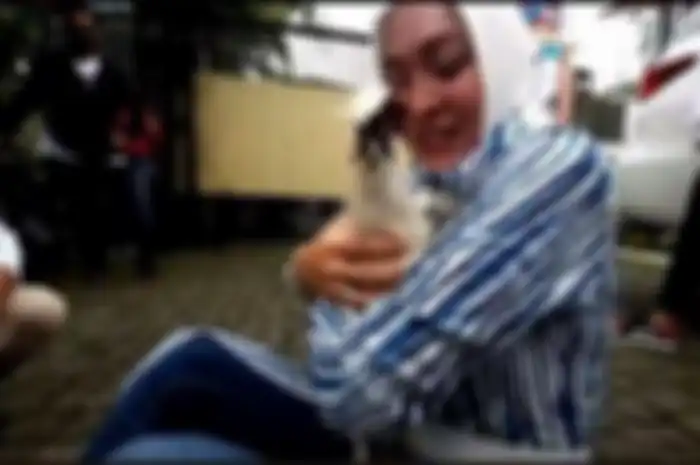 Angelina Sondakh dan ayam peliharaannya