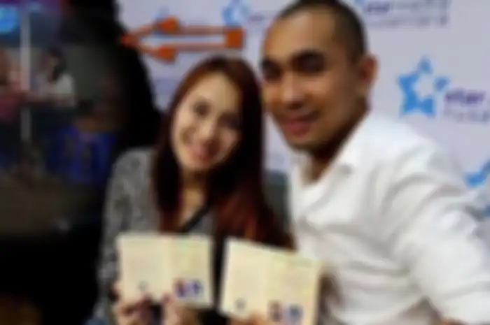 Ayu Ting Ting dan Enji Baskoro menunjukkan buku nikah mereka