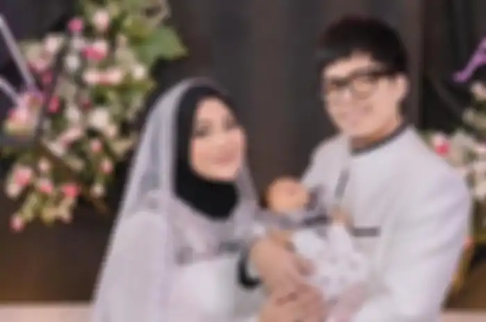 Aurel Hermansyah dan Atta Halilintar dengan putrinya,  Ameena Hanna Nur Atta