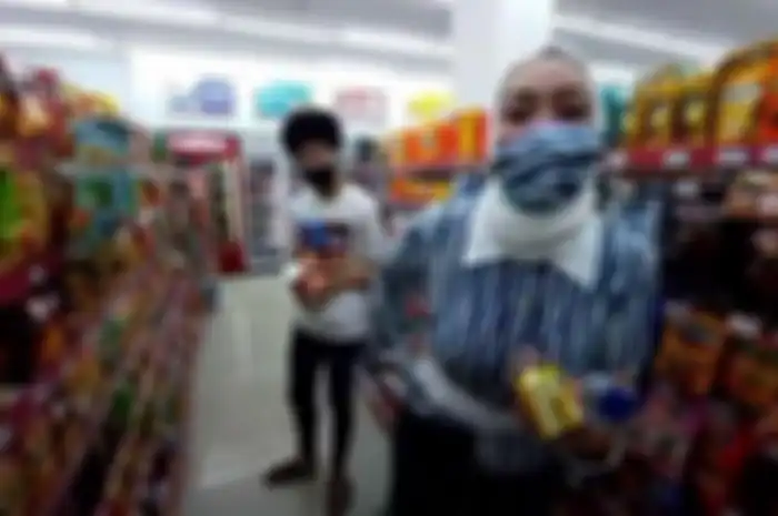Angelina Sondakh belanja di Supermarket