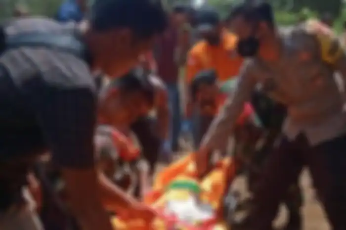Warga Desa Rajabasa Lama, Kecamatan Labuhan Ratu dikejutkan dengan ditemukannya mayat anak kecil tanpa kepala.