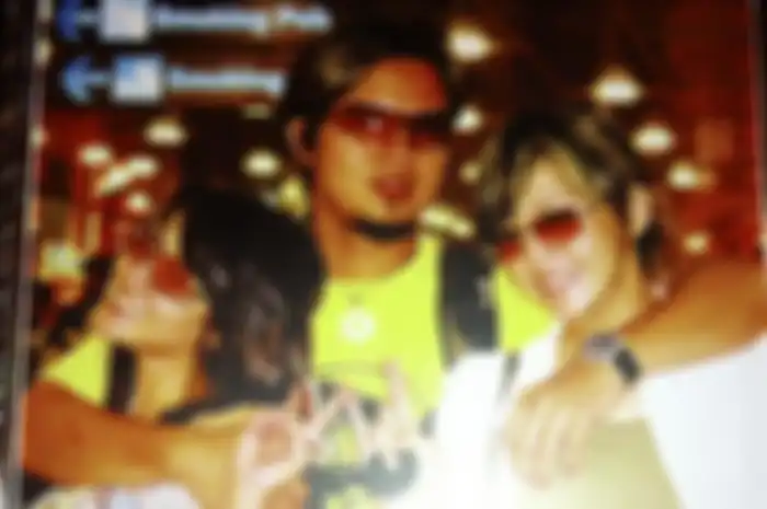 Ahmad Dhani bersama Maia Estianty (kanan) dan Mulan Jameela, ketika Maia dan Mulan, yang dulu bernama Mulan Kwok, masih bergabung dalam duo Ratu.