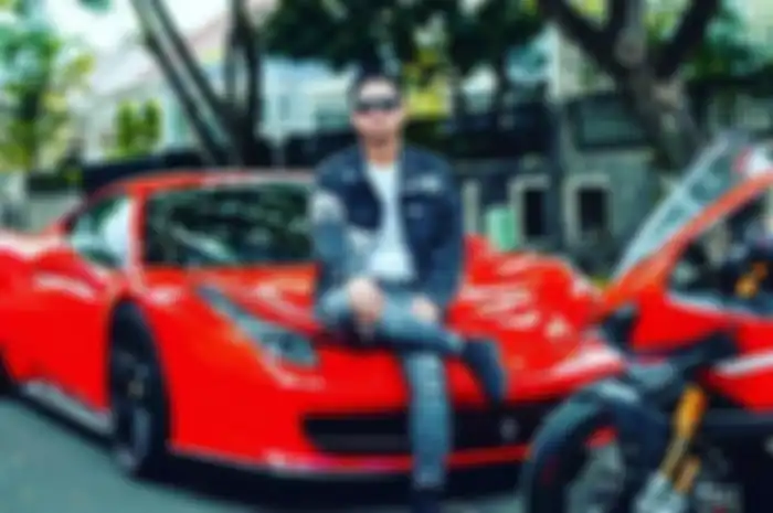 Crazy Rich Doni Salmanan bikin salfok Irfan Hakim saat mereview harga outfit yang dipakainya. Kini, Sultan Bandung pakai baju tahanan. 