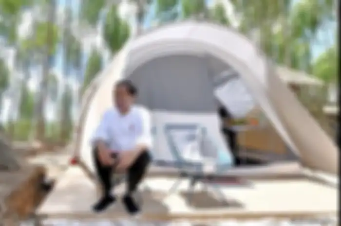 Tenda Jokowi di IKN Nusantara menjadi sorotan. Paspampres menyebarkan garam di tenda Jokowi viral. Panji Petualang ungkap faktanya.