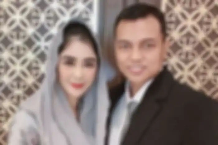 Uut Permatasari dan suami