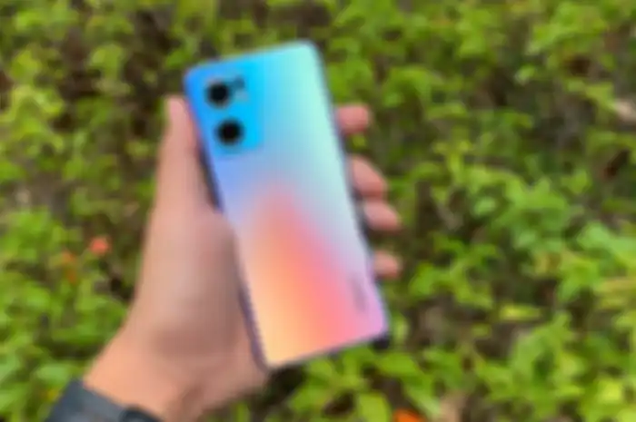 OPPO Reno7 5G varian warna Startrails Blue
