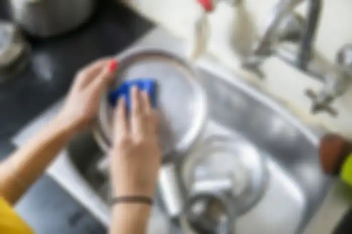 Jangan bersihkan panci stainless steel dengan air sabun cuci piring