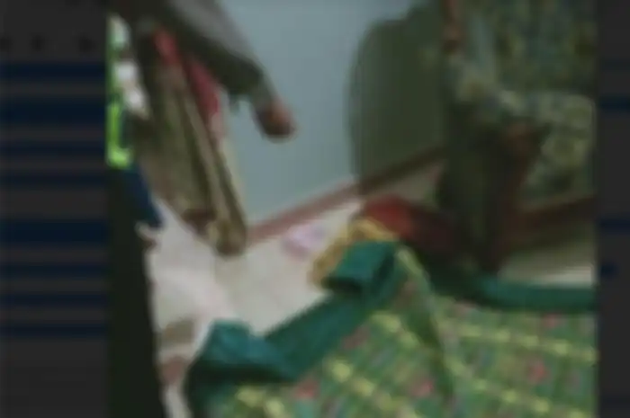 Polisi menujukkan kasur lipat berwarna hijau tempat perselingkuhan SU, pria yang dijuluki Kolor Ijo, dengan wanita bersuami di Gresik, Jawa Timur. 