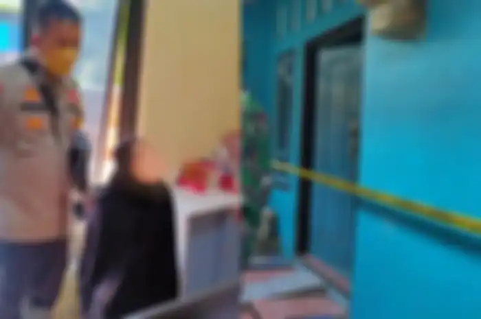 seorang perempuan muda di Brebes, KU (35), tega gorok ketiga anak kandungnya di kamar rumahnya