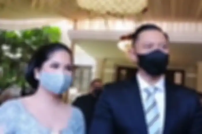Agus Harimurti Yudhoyono (AHY) dan Annisa Pohan menghadiri acara akad nikah Putri Tanjung dan Guinandra Jatikusumo pada Minggu (22/3/2022).