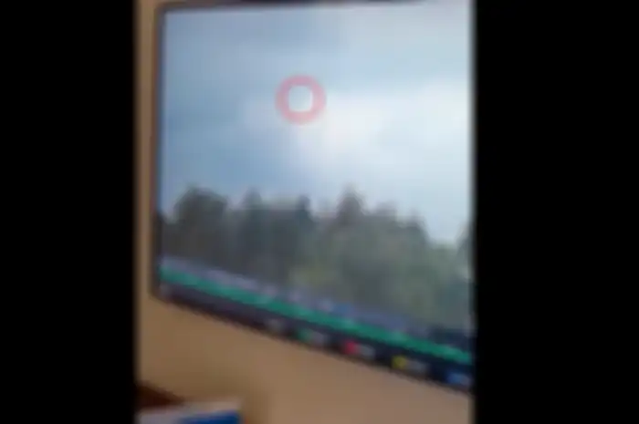 Video rekaman yang menunjukan pesawat Boeing 737 China Eastern Airlines menukik tajam dan menghujam wilayah pegunungan