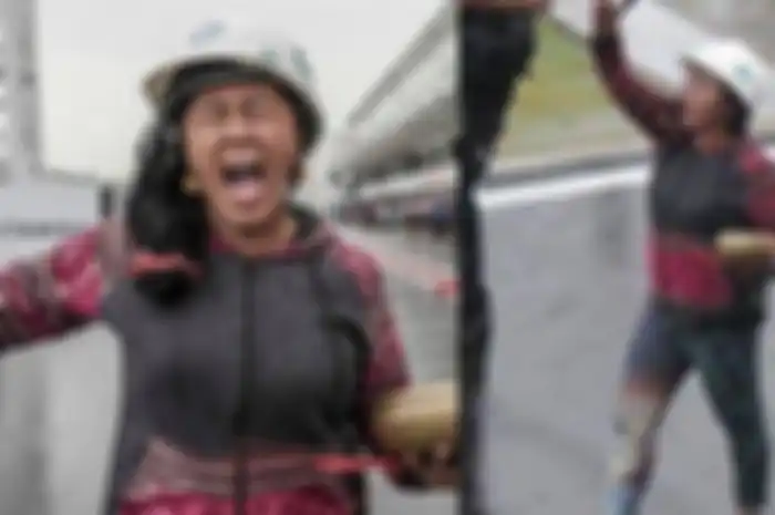 Pawang hujan Rara Isti Wulandari berjalan di depan paddock Sirkuit Mandalika, Minggu 20 Maret 2022  