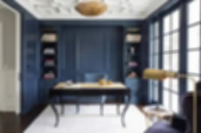 Interior ruang kerja rumah dengan nuansa biru