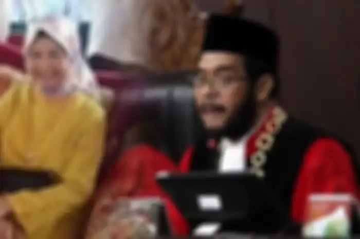 Adik kandung Presiden Jokowi, Idayati (kiri) bakal dinikahi Ketua MK Anwar Usman (kanan) pada Mei 2022 mendatang