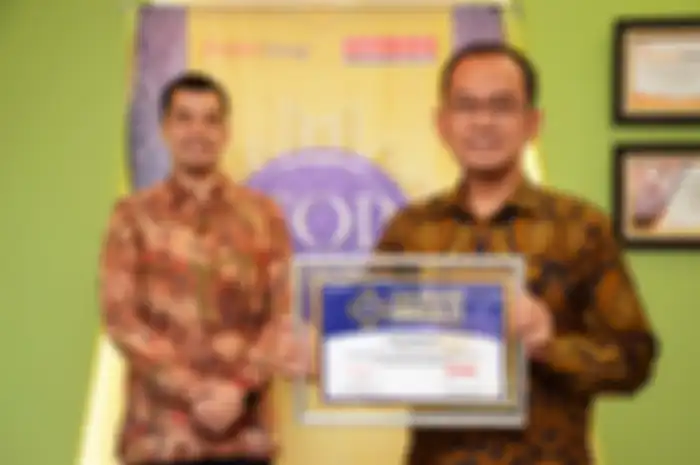 Direktur Frontier Fandy Santoso bersama Presiden Direktur Jayaboard Ahmad Hamdani saat penyerahan sertifikat penghargaan Top Brand Award 2022, Rabu (16/3/2022).