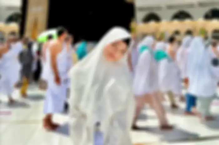 Penampilan Fuji saat umrah
