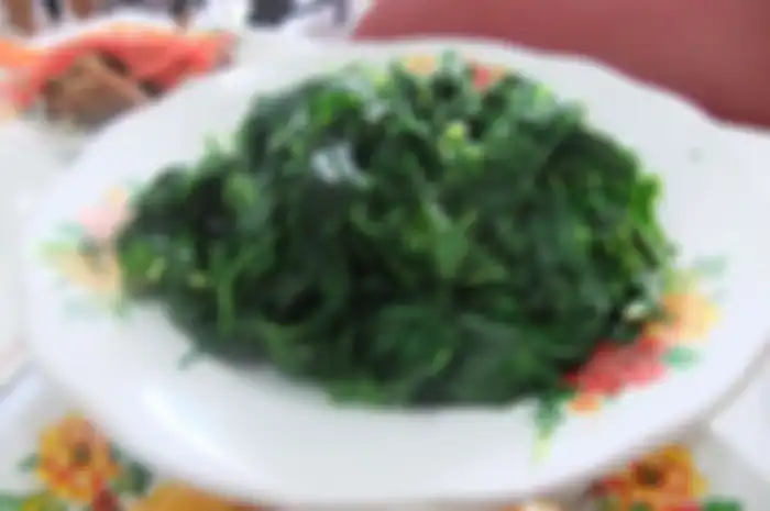 Tambahkan 1 bahan ini agar daun singkong gak menghitam saat direbus