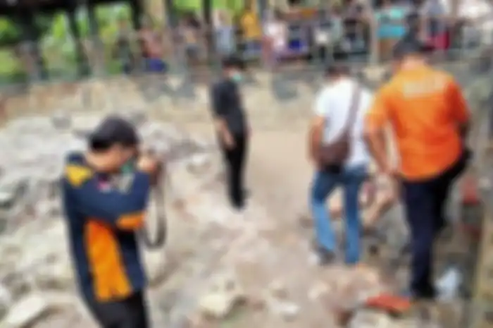 Polisi olah tkp, ibu dan anak di Tuban meregang nyawa bersama anaknya.