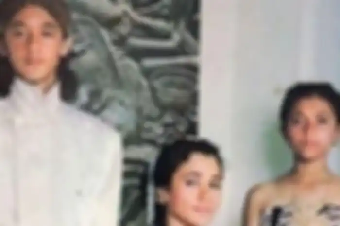 Arie Adrianus Suprapto jadi model majalah bersama Suzanna dan Kiki Maria  