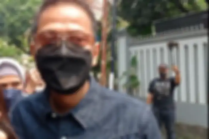 Doddy Sudrajat bersama Mayang setelah mengunjungi Gala Sky di kediaman Haji Faisal.