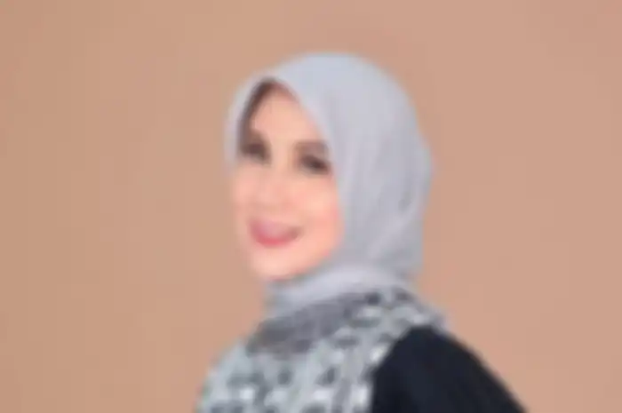 Tengok rumah artis Marini Zumarnis yang nuansanya serba putih dan tampak cantik dengan pajangan bunga.