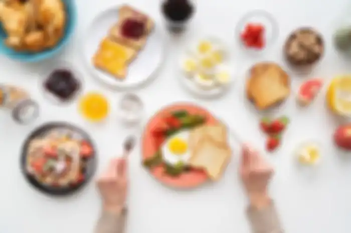 Jenis makanan yang harus dihindari saat sarapan.