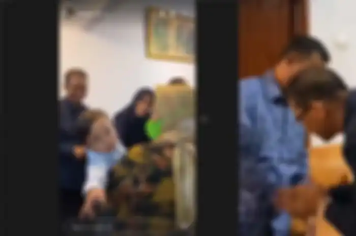 Momen Doddy Sudrajat berusaha mendapatkan perhatian Gala Sky Andriansyah.
