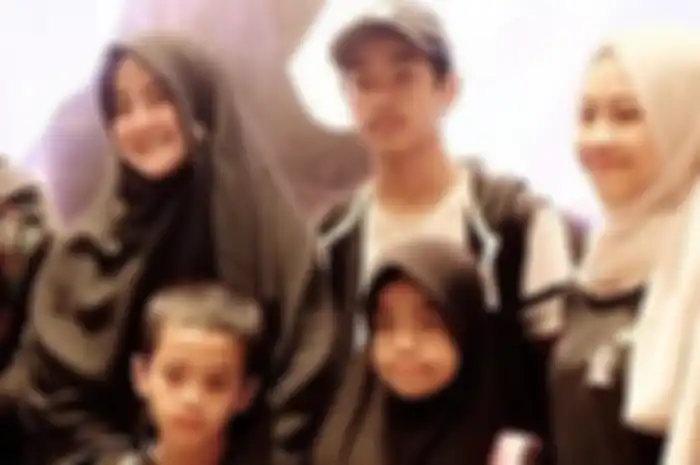 Umi Pipik dan anak-anaknya.  
