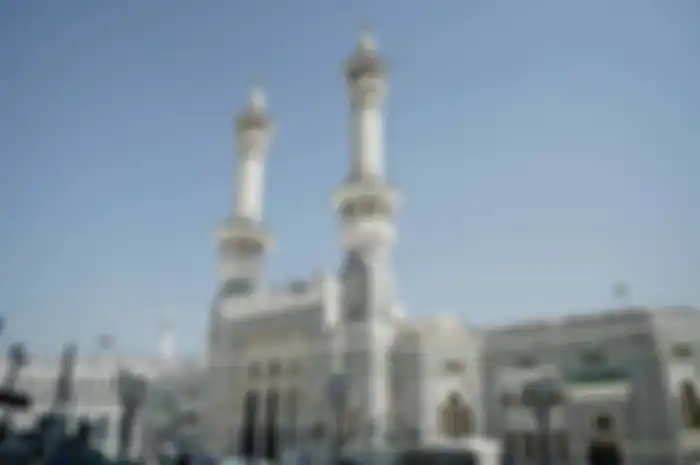 Pada Bulan Ramadan, umat muslim menunaikan ibadah puasa, itikaf, tarawih, dan serangkaian ibadah lainnya.