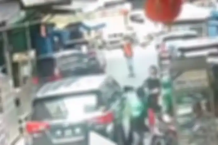 Rekaman CCTV viral driver ojol aniaya pengendara mobil karena tidak terima ditegur lawan arah