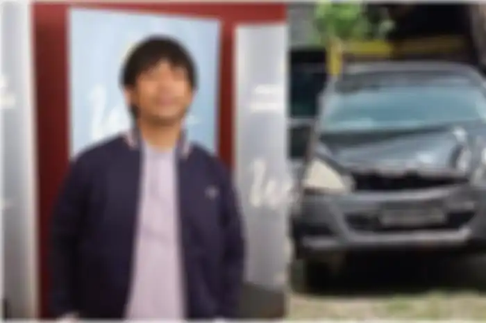 Vokalis grup band dMasiv, Rian dMasiv (kiri) dan kondisi mobil yang mengalami kecelakaan di Situbondo, Jawa Timur (kanan).