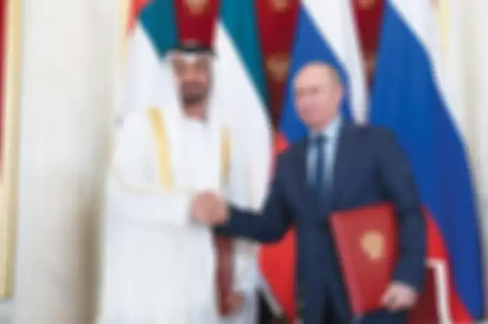 Presiden Rusia Vladimir Putin (kanan) bersalaman dengan Sheikh Mohammed bin Zayed, Putra Mahkota Abu Dhabi