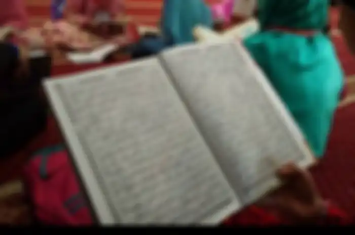 Ilustrasi membaca Al Qur'an. 
