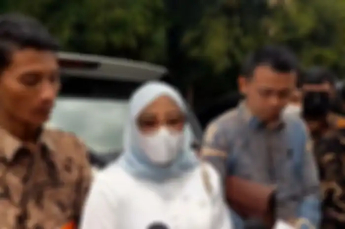 Puput saat diwawancari wartawan pasca menghadiri sidang percerainnya