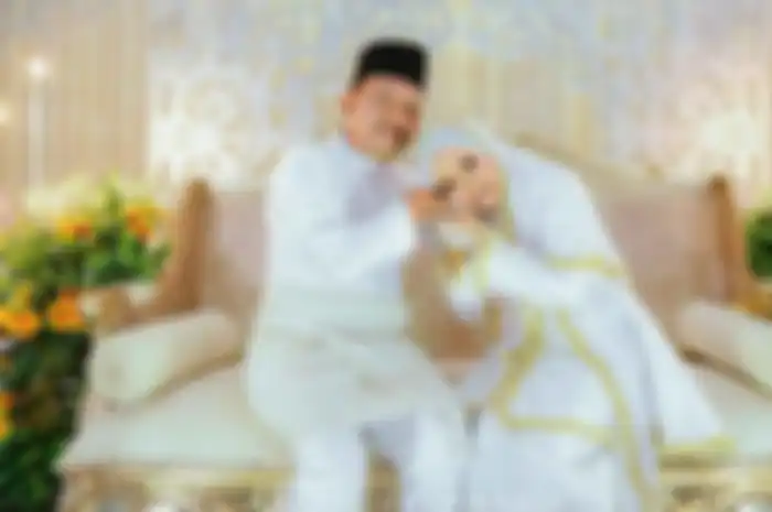 Azilah Ab Rahim mengungkapkan perjalanan cintanya dengan sang suami, Muhammad Nurazlan Hamidon