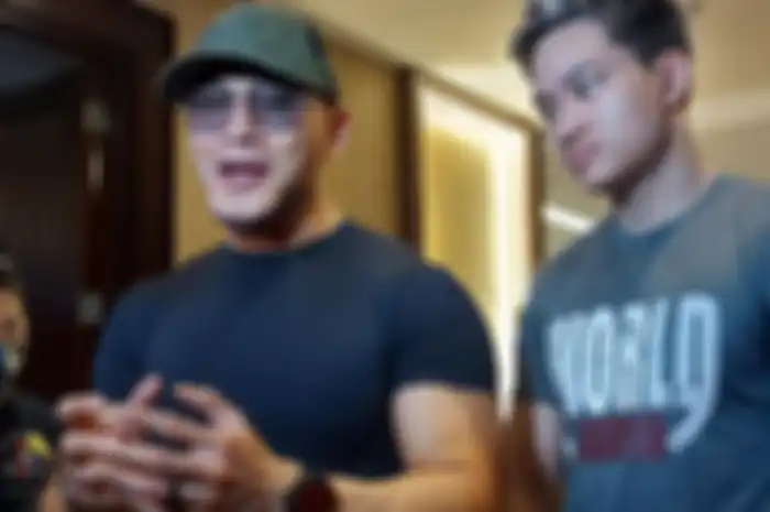 Deddy Corbuzier dan Azka Corbuzier saat Grid.ID jumpai dikawasan Bintaro, Tangerang Selatan, Selasa (29/3/2022)