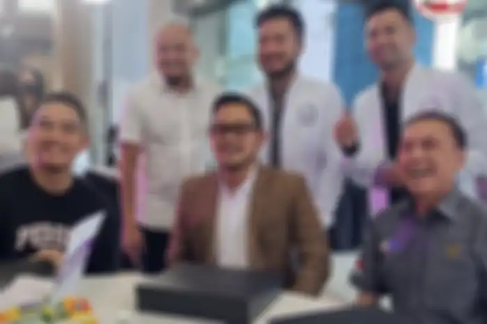 Gilang Juragan 99 rela jadi bahan ledekan Raffi Ahmad. Ternyata suami Shandy Purnamasari diajak bertemu superstar sepakbola dunia. 