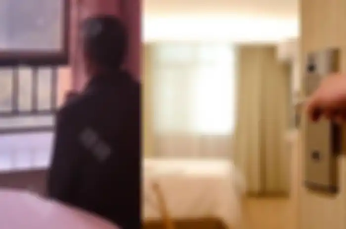 Ayah mertua tiap pagi nyelinap masuk ke kamar menantu wanita ini terdiam usai mengetahui alasannya.